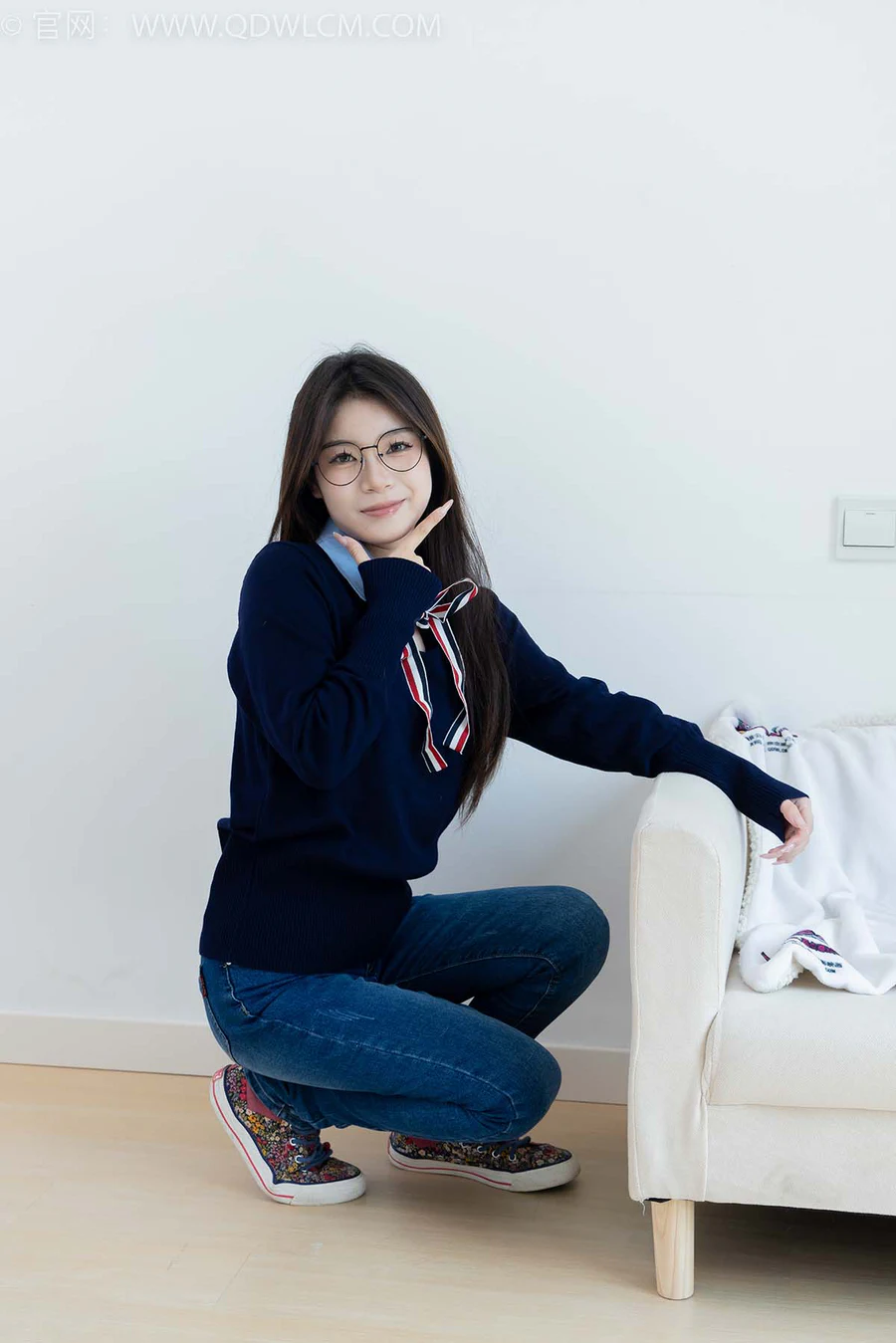 物恋传媒 NO.2379 闪闪-帆布鞋、白棉袜、厚白丝小腿袜、裸足 WLCM物恋传媒-第1张