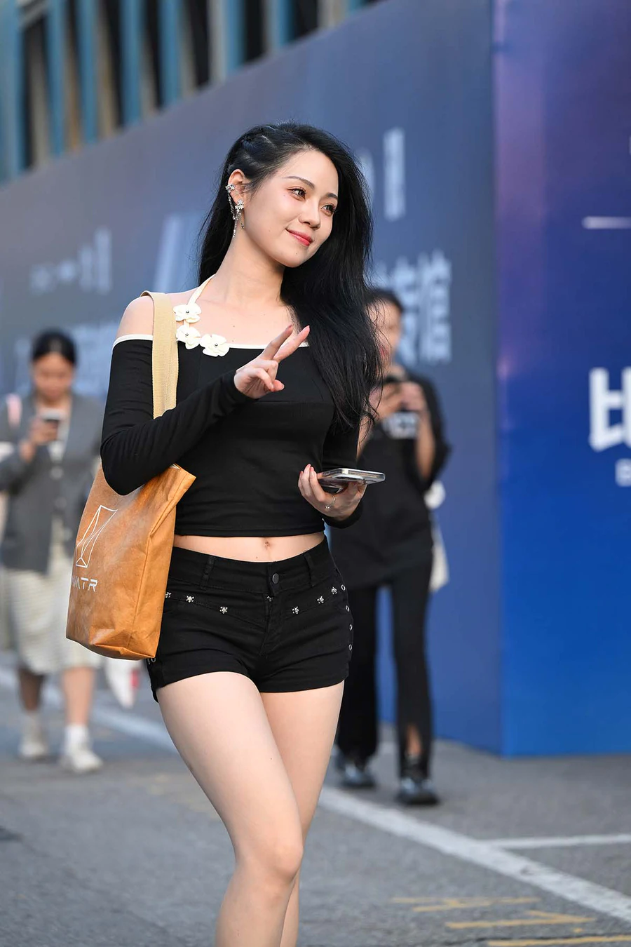 精选街拍作品 NO.4336 甜美黑色短裤 街拍-第1张