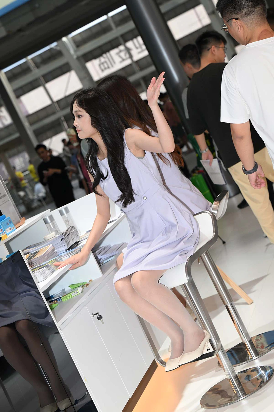 精选街拍作品 NO.4341 紫色裙装礼仪 街拍-第1张