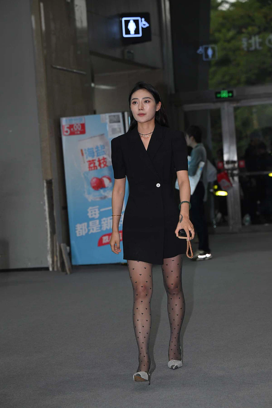 精选街拍作品 NO.4358 黑色西装裙 街拍-第1张