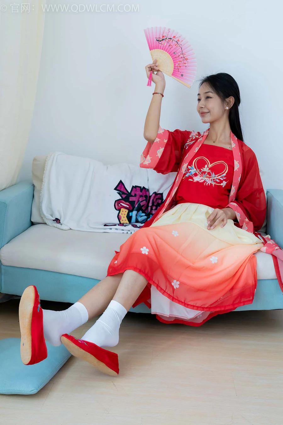 物恋传媒 NO.2386 岚岚-布鞋、短白丝、红色船袜、汉服 WLCM物恋传媒-第2张