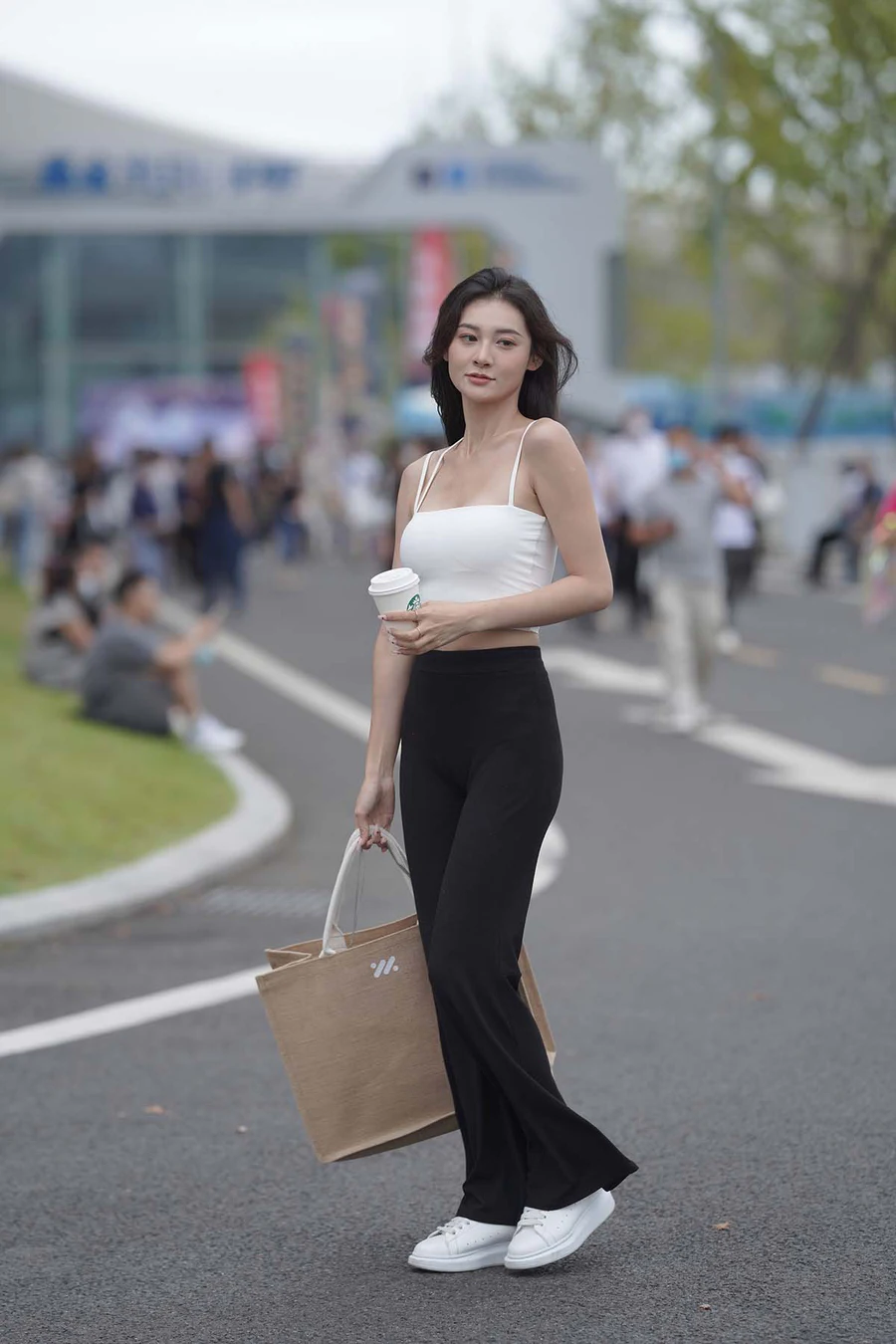 精选街拍作品 NO.4383 黑白搭配好身材 街拍-第1张