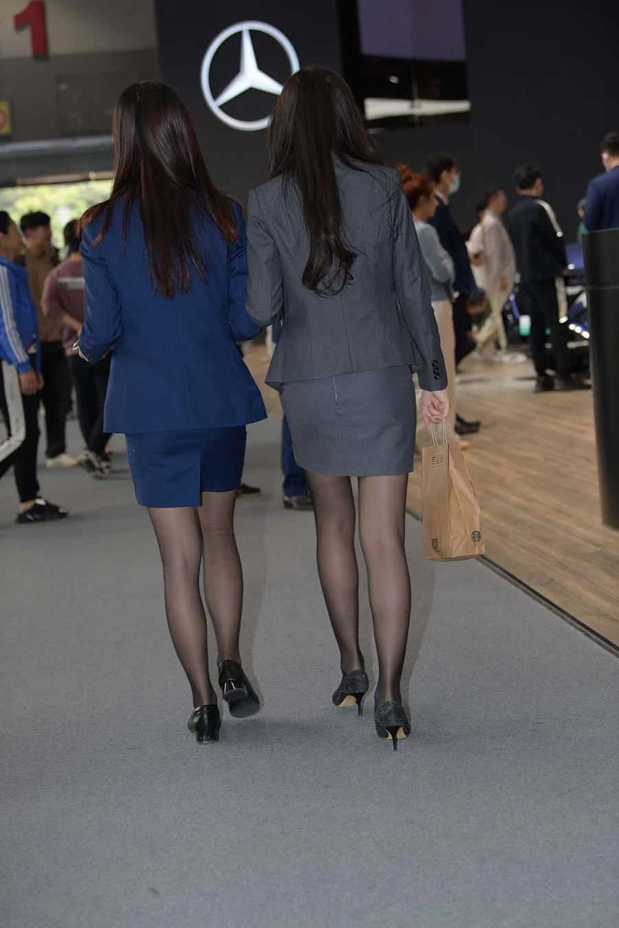 精选街拍作品 NO.4400 展会黑丝销售 街拍-第1张