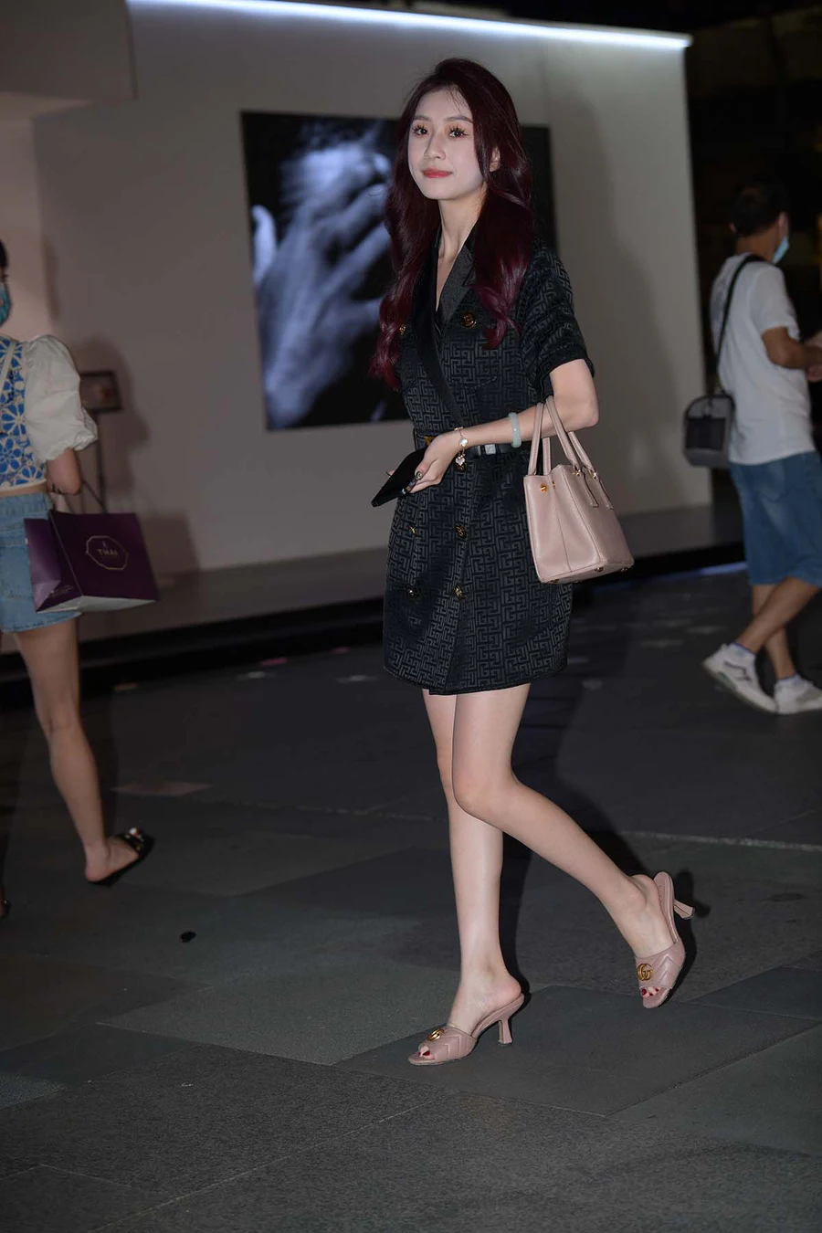 精选街拍作品 NO.4409 贵气黑色连衣裙 街拍-第1张