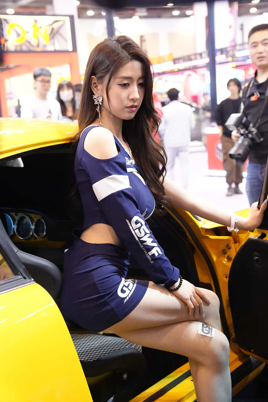 精选街拍作品 NO.4414 黑丝红短裤 街拍-第1张