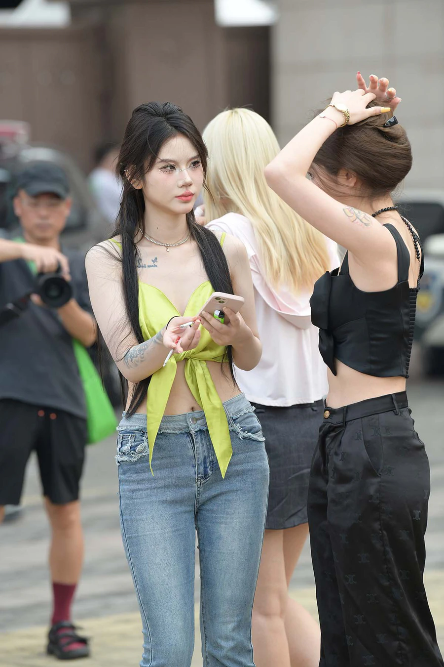 精选街拍作品 NO.4413 牛仔裤小吊带 街拍-第1张