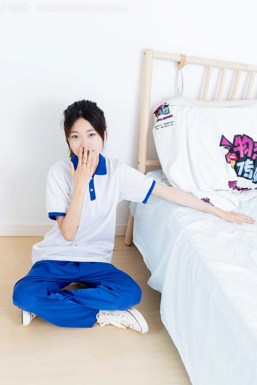 物恋传媒 NO.2387 小夏-帆布鞋、白短棉袜、薄肉丝、校服 WLCM物恋传媒-第1张