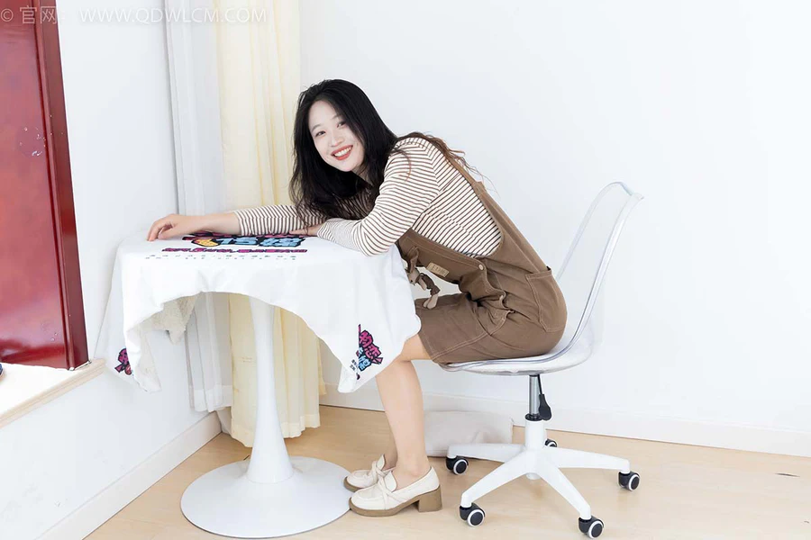 物恋传媒 NO.2388 小紫-皮鞋、薄肉丝大腿袜 WLCM物恋传媒-第1张