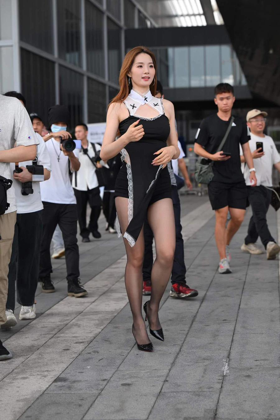 精选街拍作品 NO.4429 绝美车展女郎 街拍-第1张