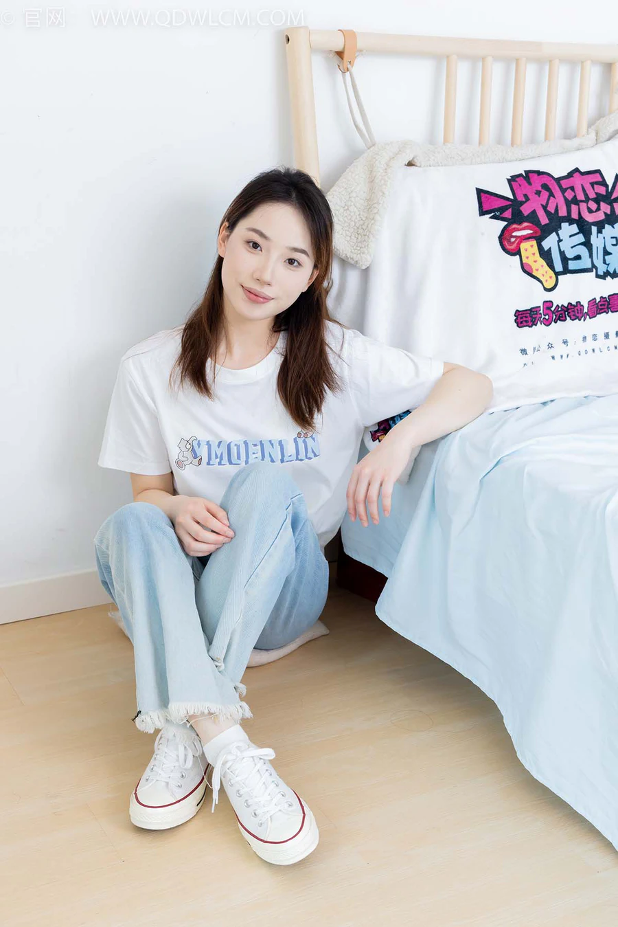 物恋传媒 NO.2390 荔枝-帆布鞋、短白棉袜、裸足 WLCM物恋传媒-第1张