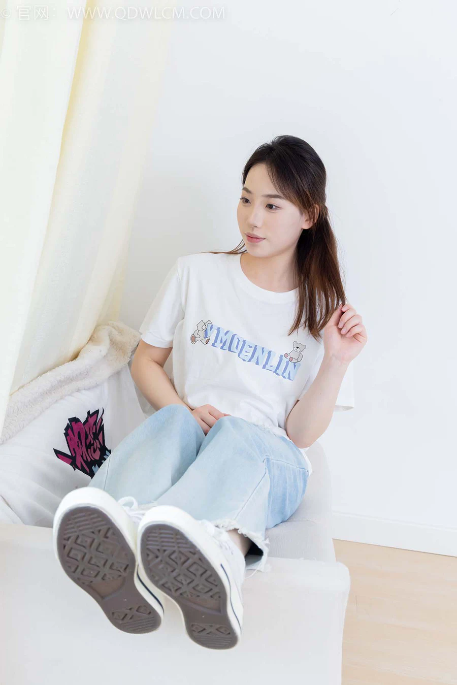 物恋传媒 NO.2390 荔枝-帆布鞋、短白棉袜、裸足 WLCM物恋传媒-第2张