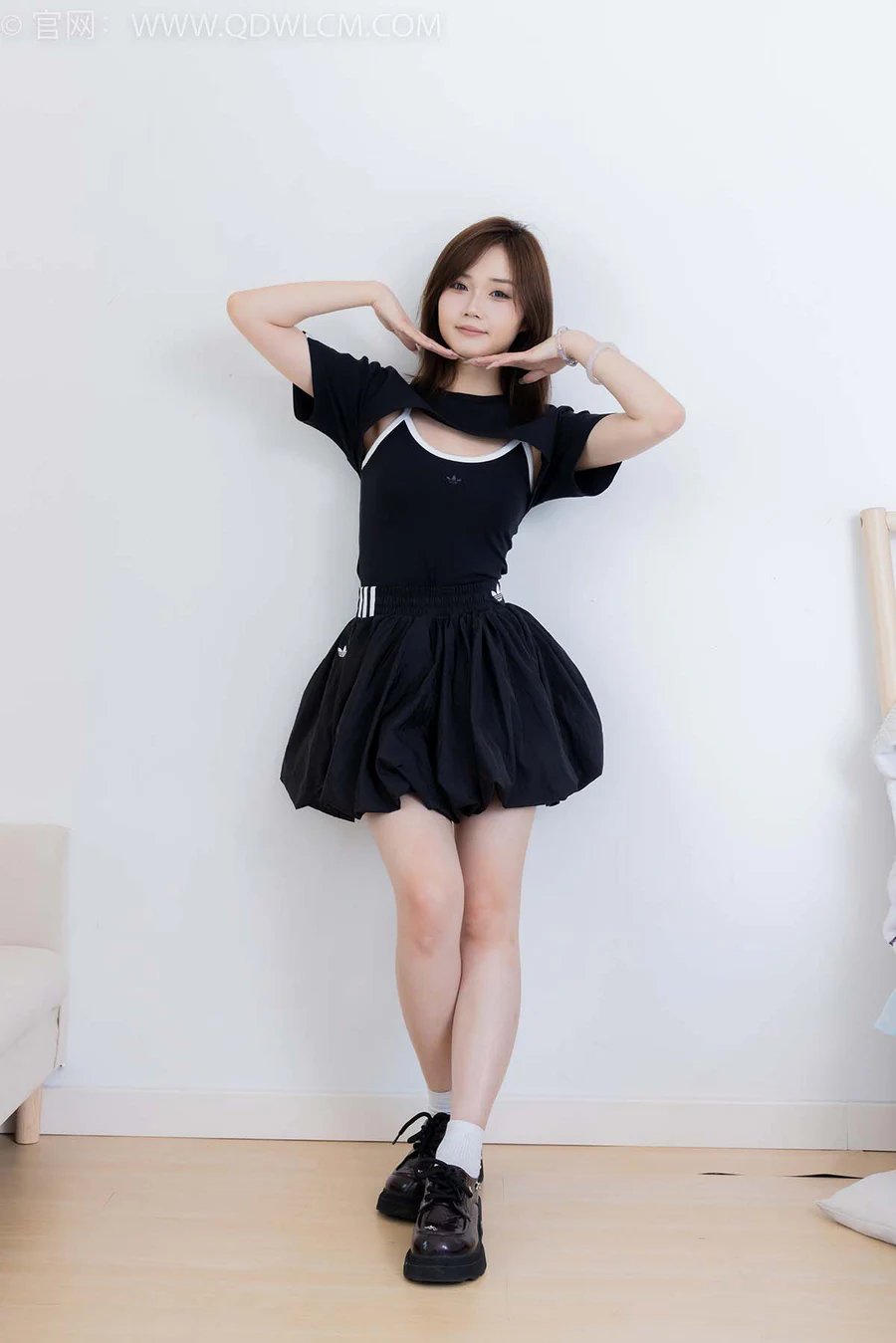 物恋传媒 NO.2392 橙子-皮鞋、白棉袜、裸足 WLCM物恋传媒-第1张