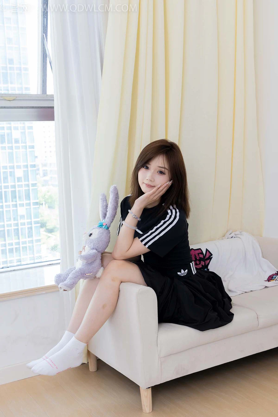 物恋传媒 NO.2392 橙子-皮鞋、白棉袜、裸足 WLCM物恋传媒-第2张