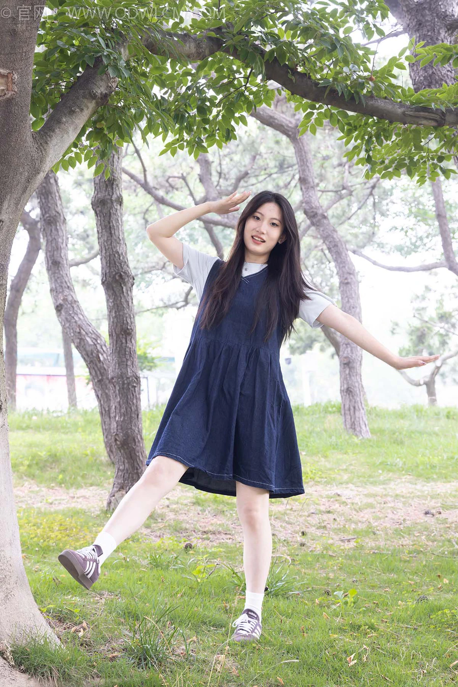 物恋传媒 NO.2393 奶糖-帆布鞋、白棉袜、裸足 WLCM物恋传媒-第1张