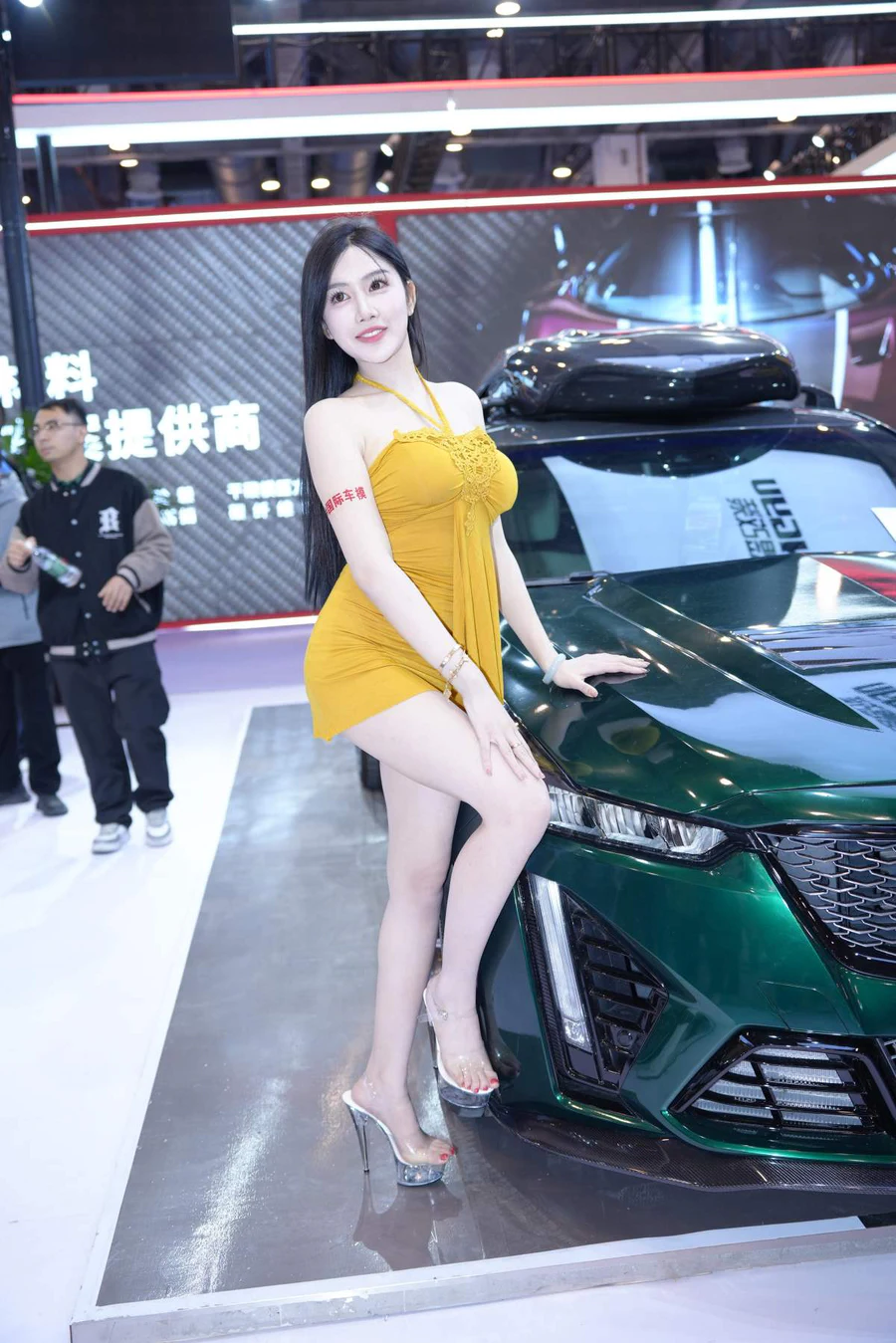 精选街拍作品 NO.4446 亮黄色连衣裙李青青 街拍-第1张