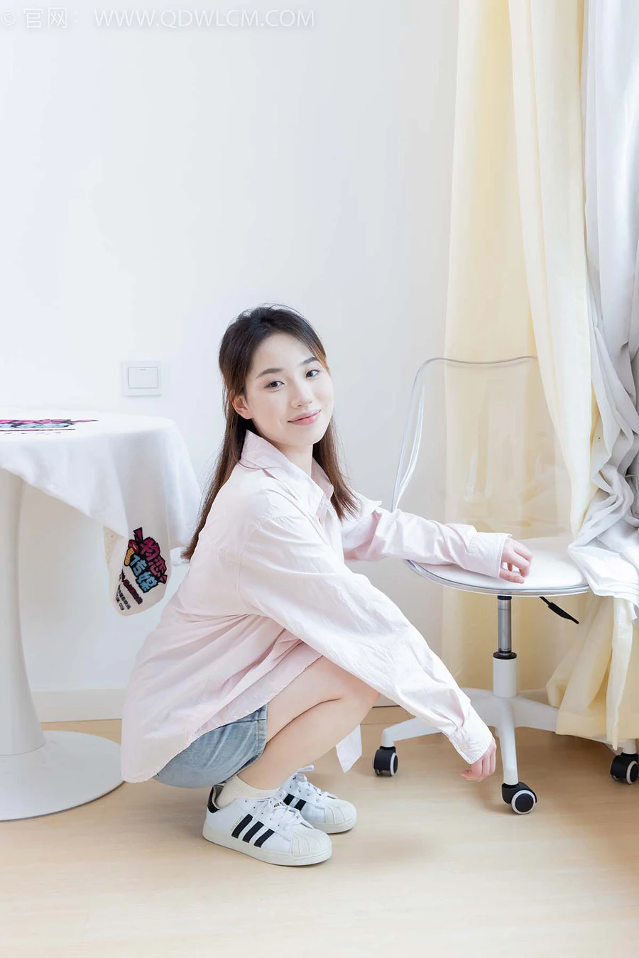 物恋传媒 NO.2395 荔枝-板鞋、白棉袜、裸足 WLCM物恋传媒-第1张