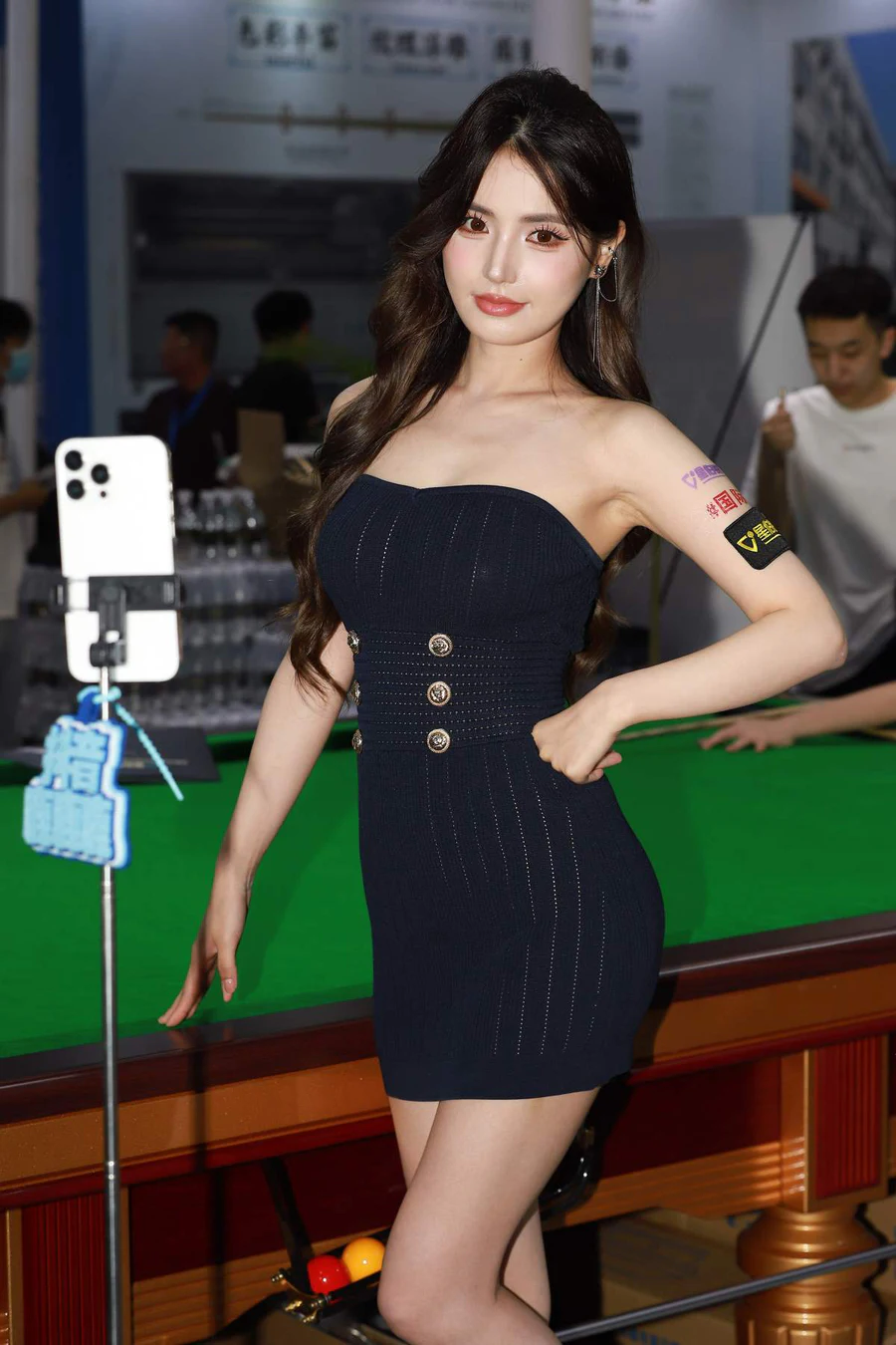 精选街拍作品 NO.4460 甜美黑色抹胸裙 街拍-第1张