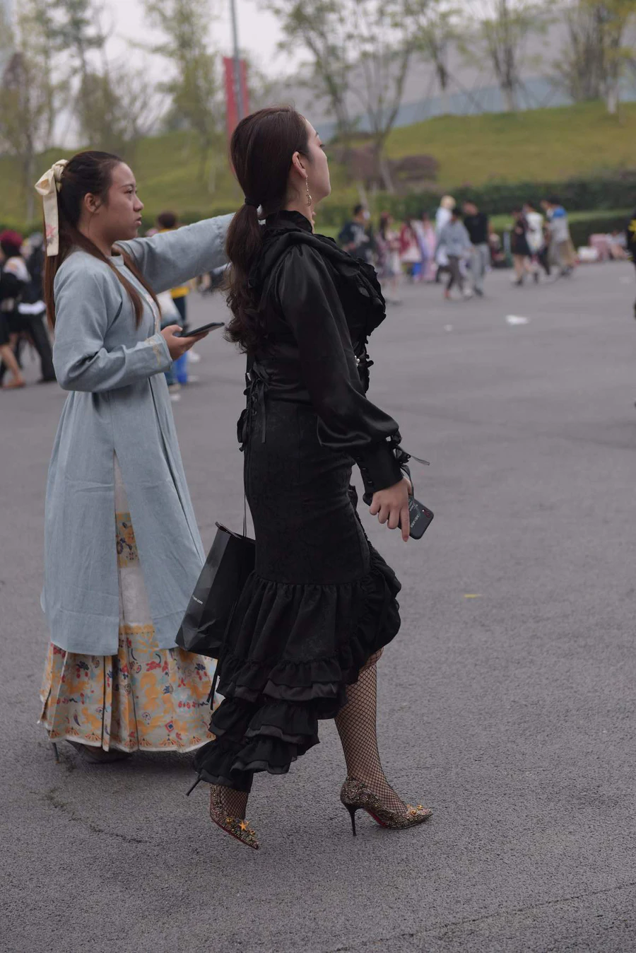 精选街拍作品 NO.4477 复古裙时尚黑网 街拍-第1张