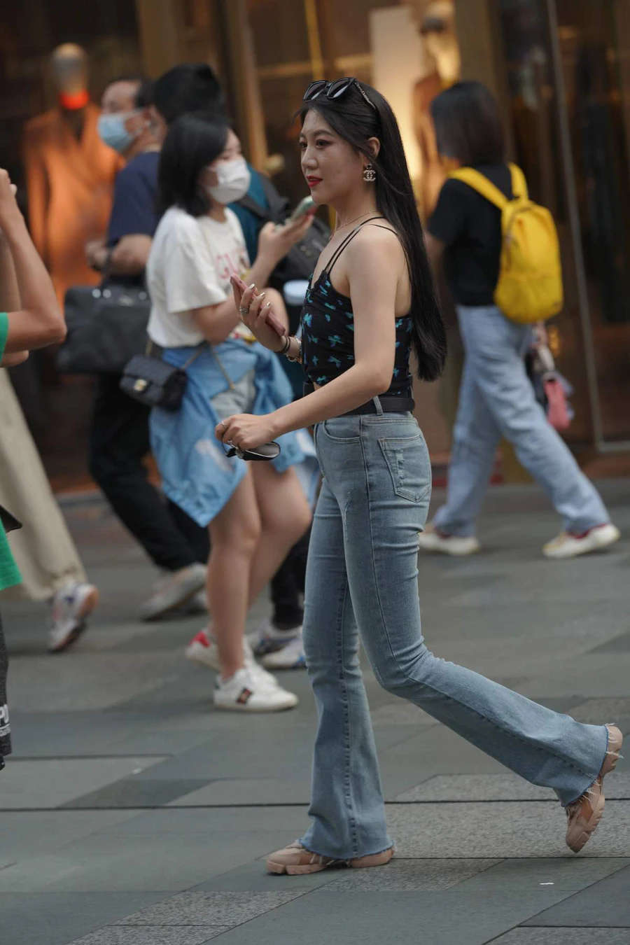 精选街拍作品 NO.4482 简单喇叭牛仔裤 街拍-第1张