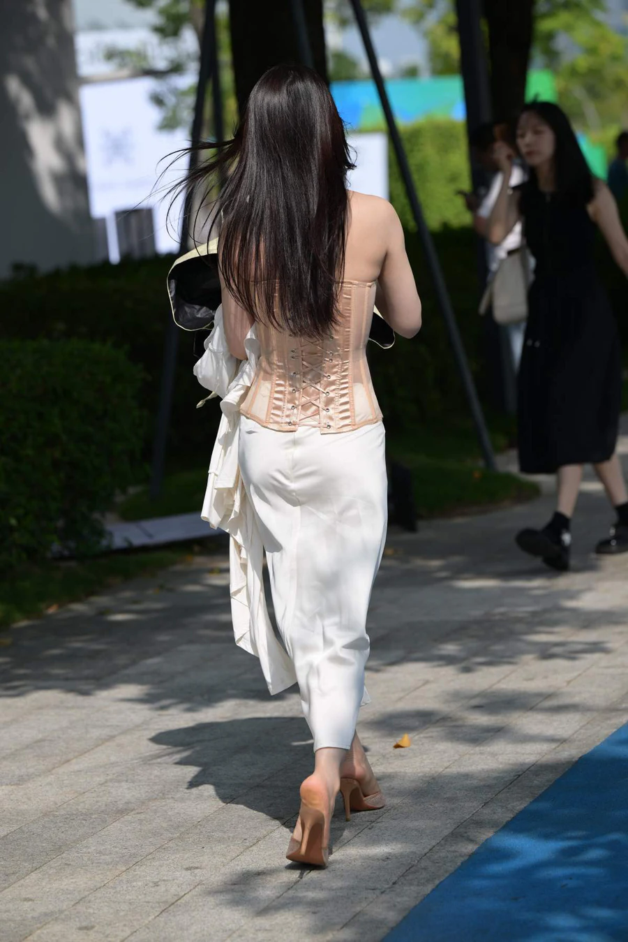 精选街拍作品 NO.4505 粉白搭配丝足 街拍-第1张