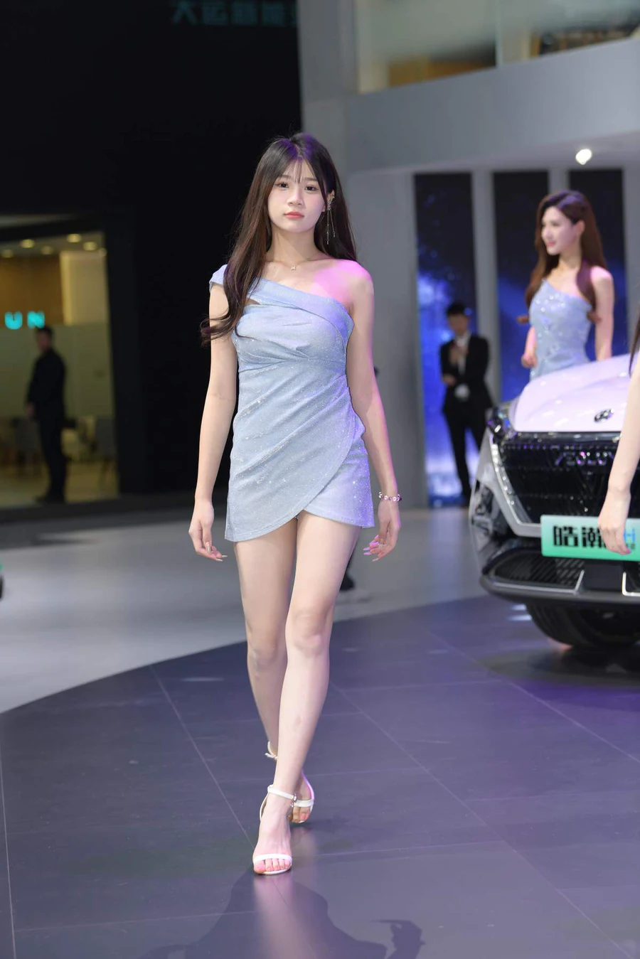 精选街拍作品 NO.4517 灰色修身裙 街拍-第1张