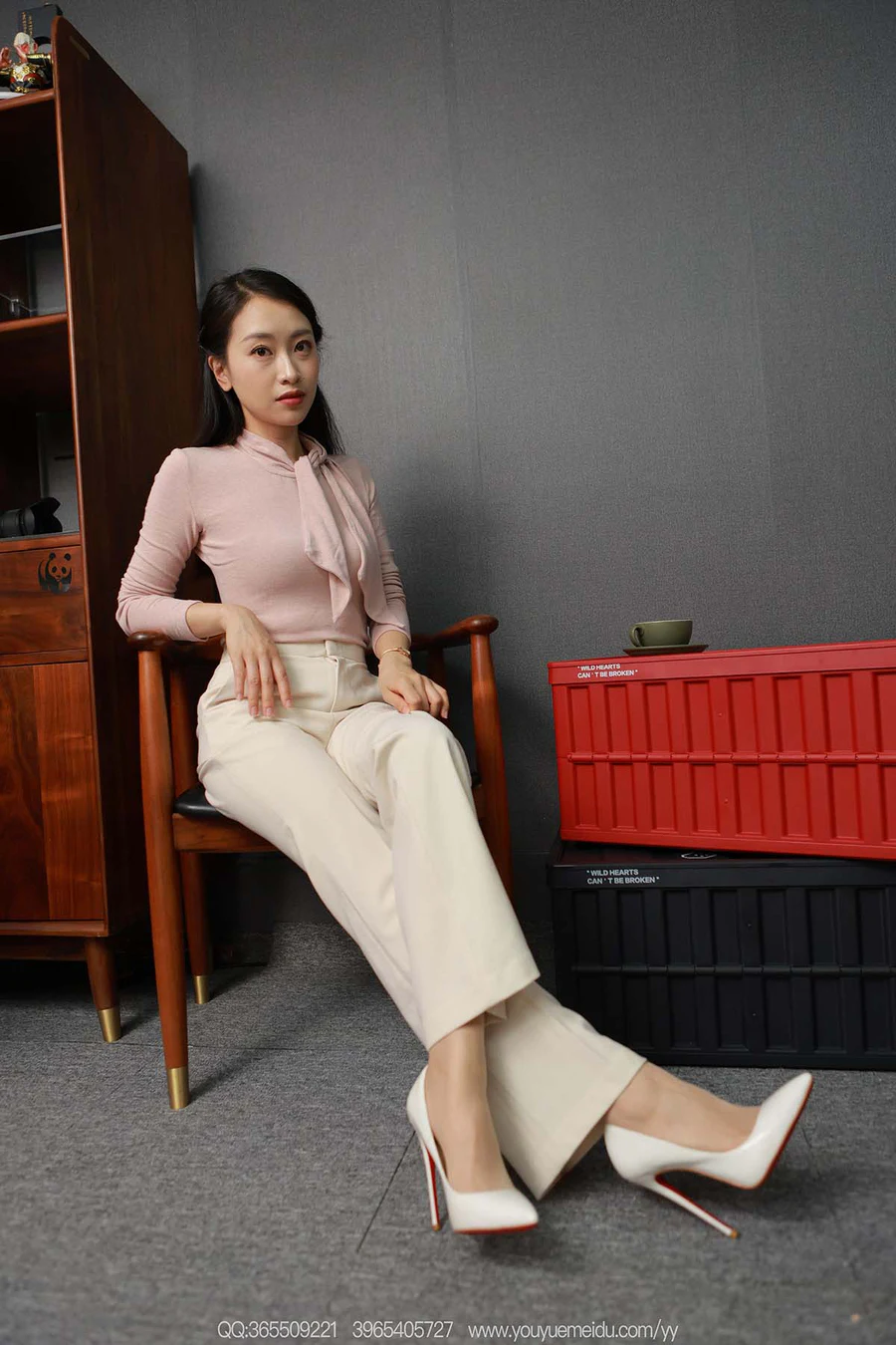 [IESS异思趣向] 2025.07.06 丝享家2098：小婕《白色裤里丝》 IESS异思趣向-第1张