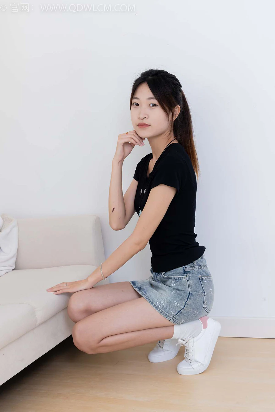 物恋传媒 NO.2399 小夏-板鞋、白棉袜、裸足 WLCM物恋传媒-第1张