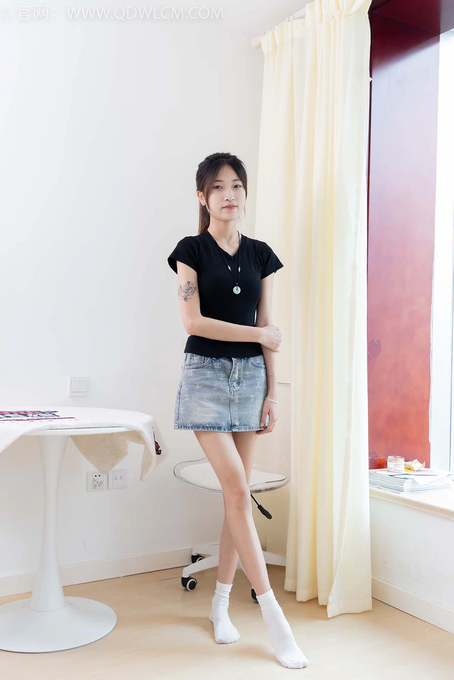 物恋传媒 NO.2399 小夏-板鞋、白棉袜、裸足 WLCM物恋传媒-第2张