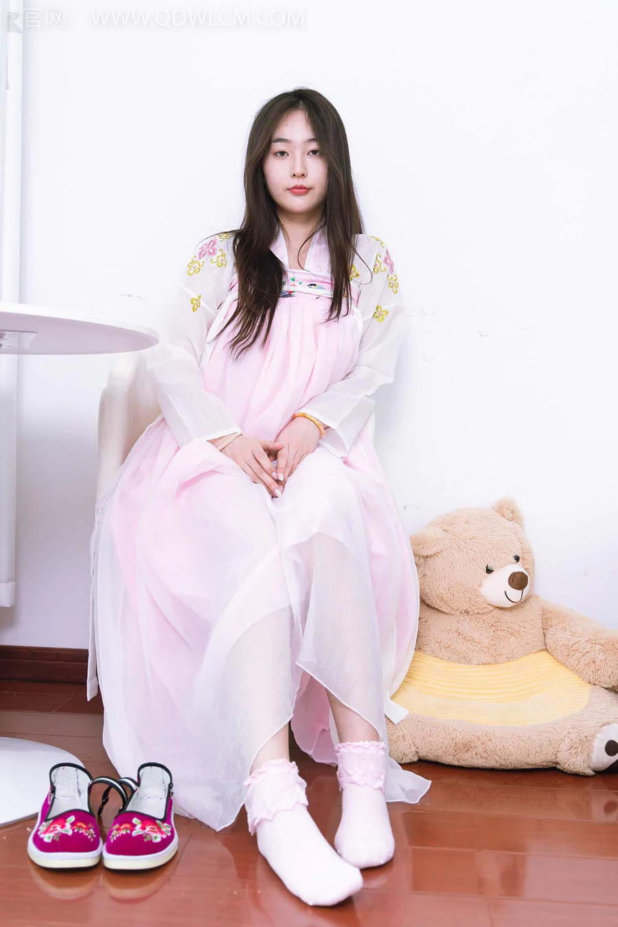 物恋传媒 NO.2397 美兔-汉服、布鞋、粉色棉袜 WLCM物恋传媒-第1张