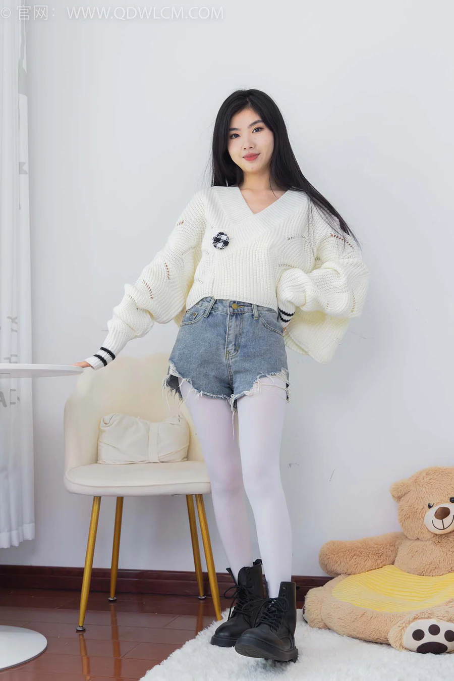 物恋传媒 NO.2396 米米-马丁靴、厚白丝 WLCM物恋传媒-第1张