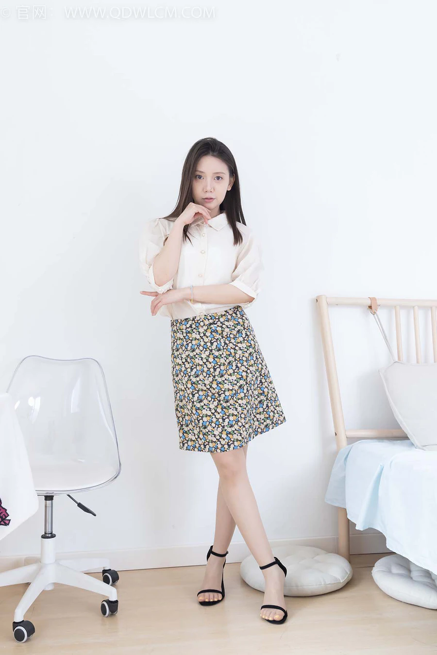 物恋传媒 NO.2409 小曦-三双高跟鞋、薄肉丝、裸足 WLCM物恋传媒-第1张