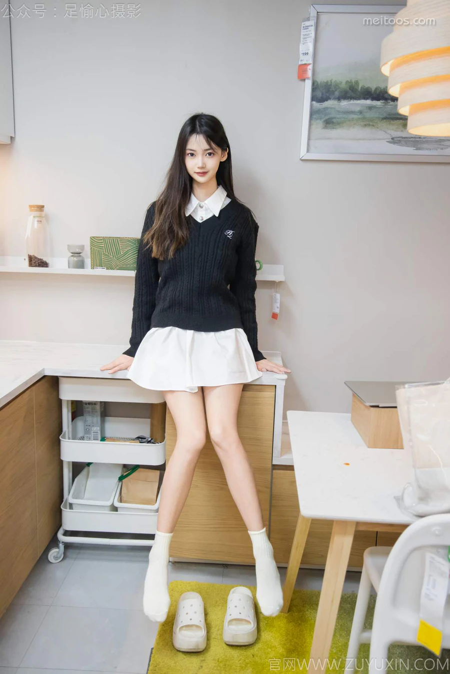足愉心 NO.013 鹿鹿（搭配：黑色毛衣、白色短裙、洞洞鞋、白色棉袜、裸足） 足愉心-第1张