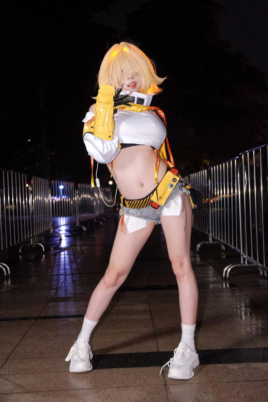 精选街拍作品 NO.4529 牛仔短裤cos小妹 街拍-第1张