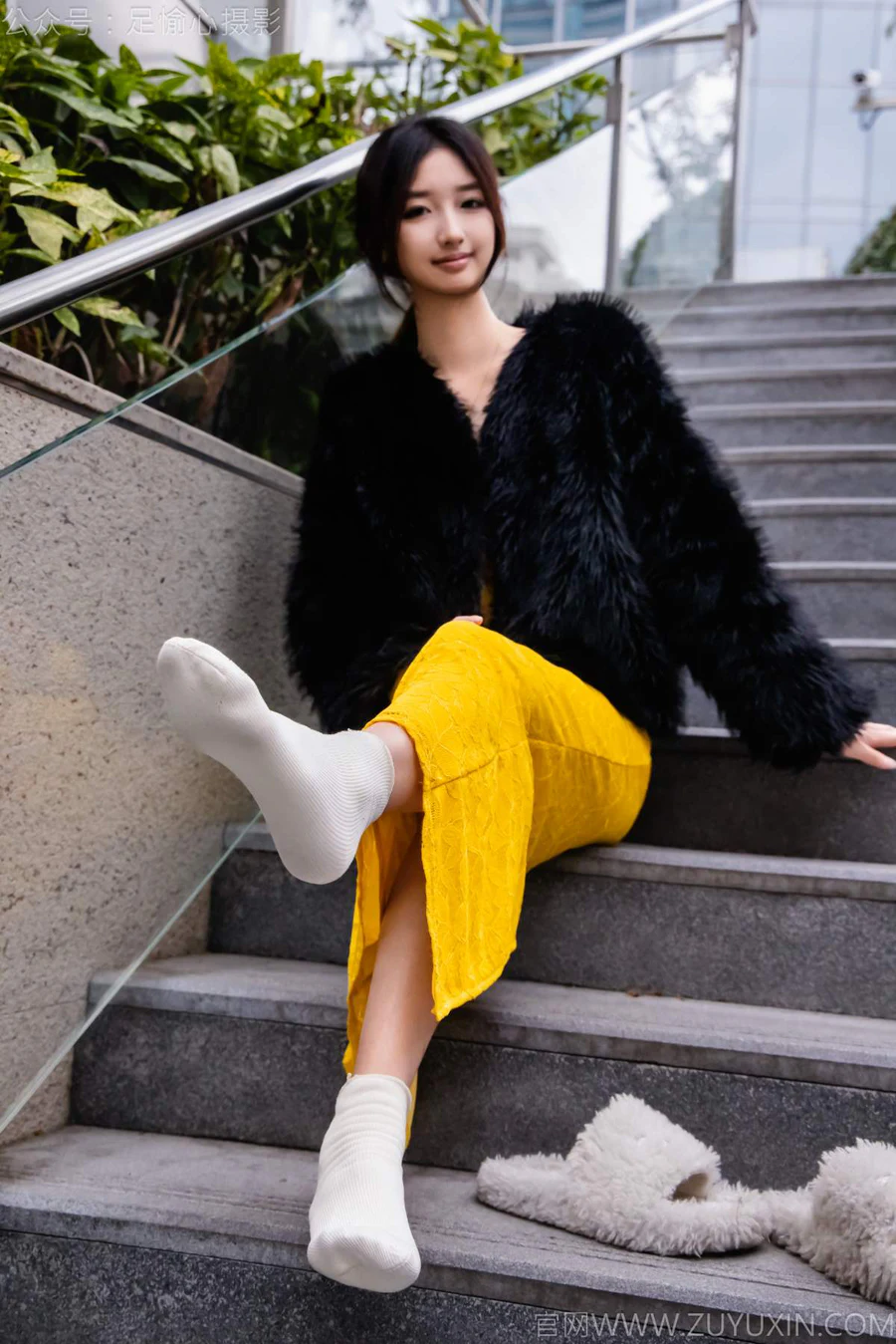 足愉心 NO.010 星朵（搭配：黑色毛衫、黄色连衣裙、绒毛拖鞋、白色棉袜、裸足） 足愉心-第2张