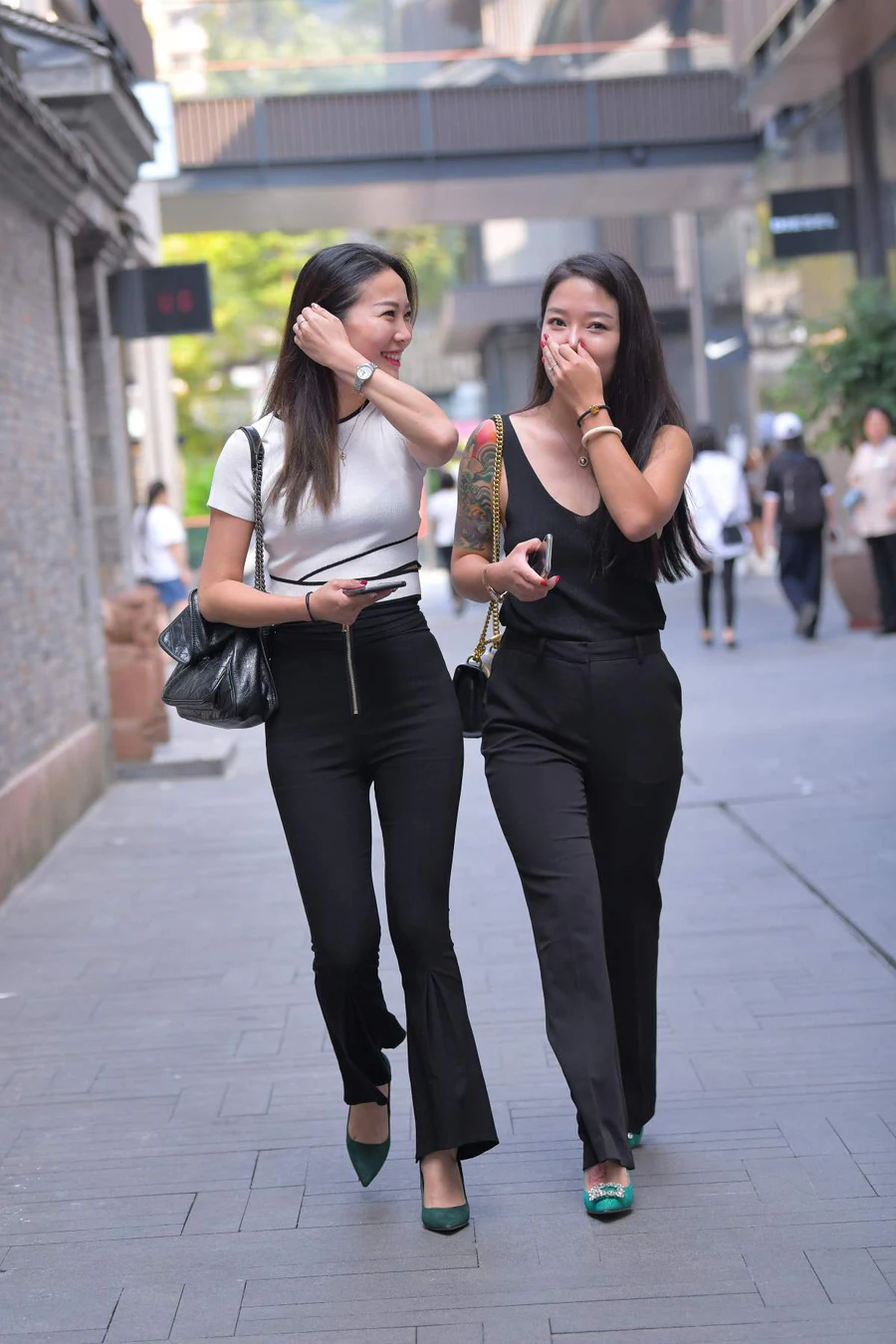 精选街拍作品 NO.4539 简约黑白搭配 街拍-第1张