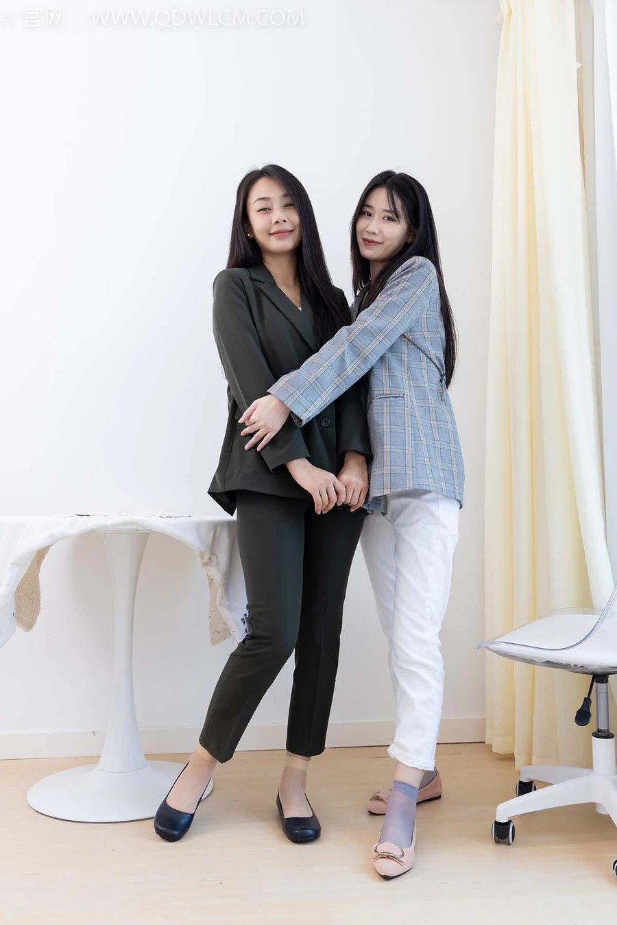 物恋传媒 NO.2412 菜菜&岚岚-平底鞋、短肉丝短灰丝、裸足 WLCM物恋传媒-第1张