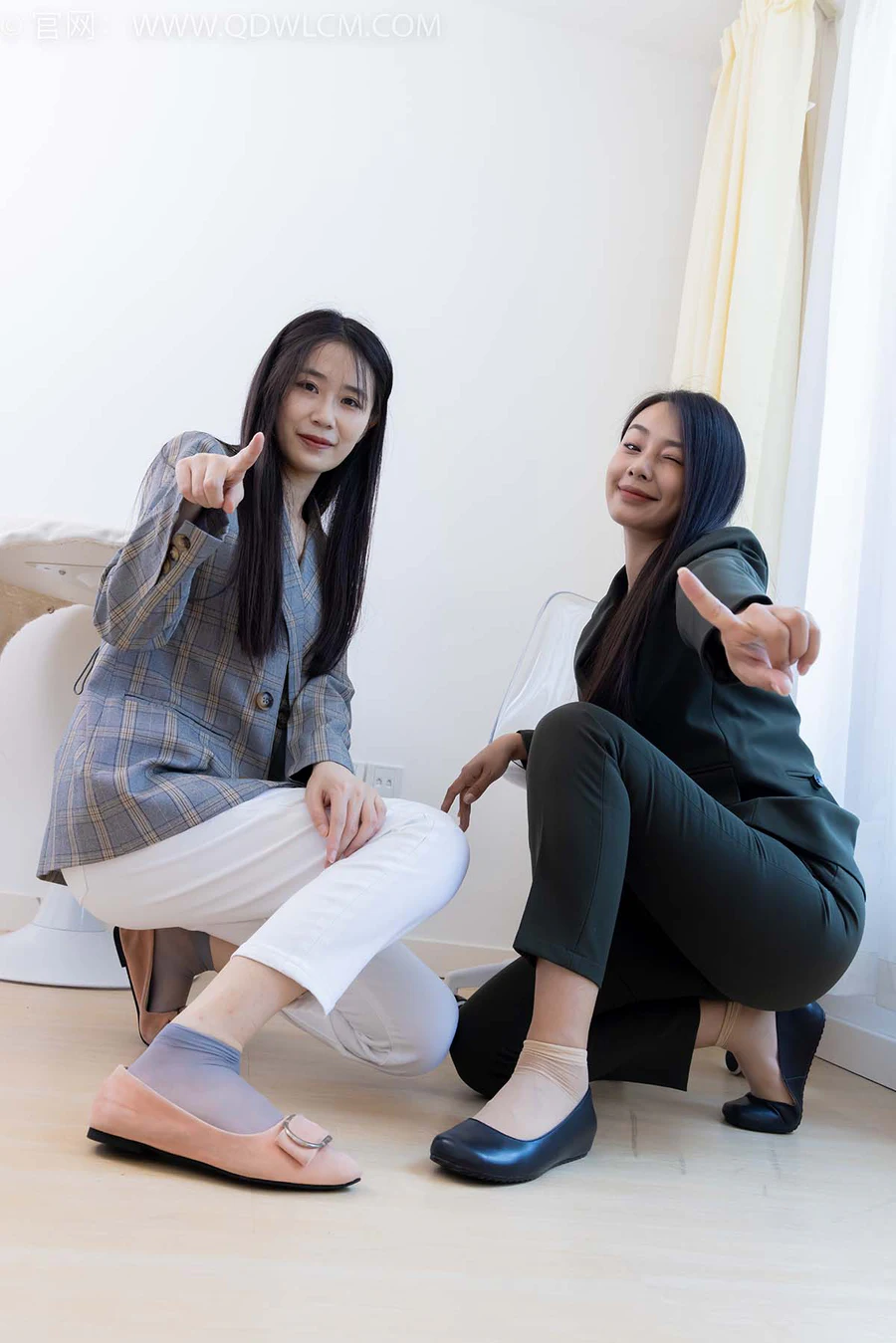 物恋传媒 NO.2412 菜菜&岚岚-平底鞋、短肉丝短灰丝、裸足 WLCM物恋传媒-第2张