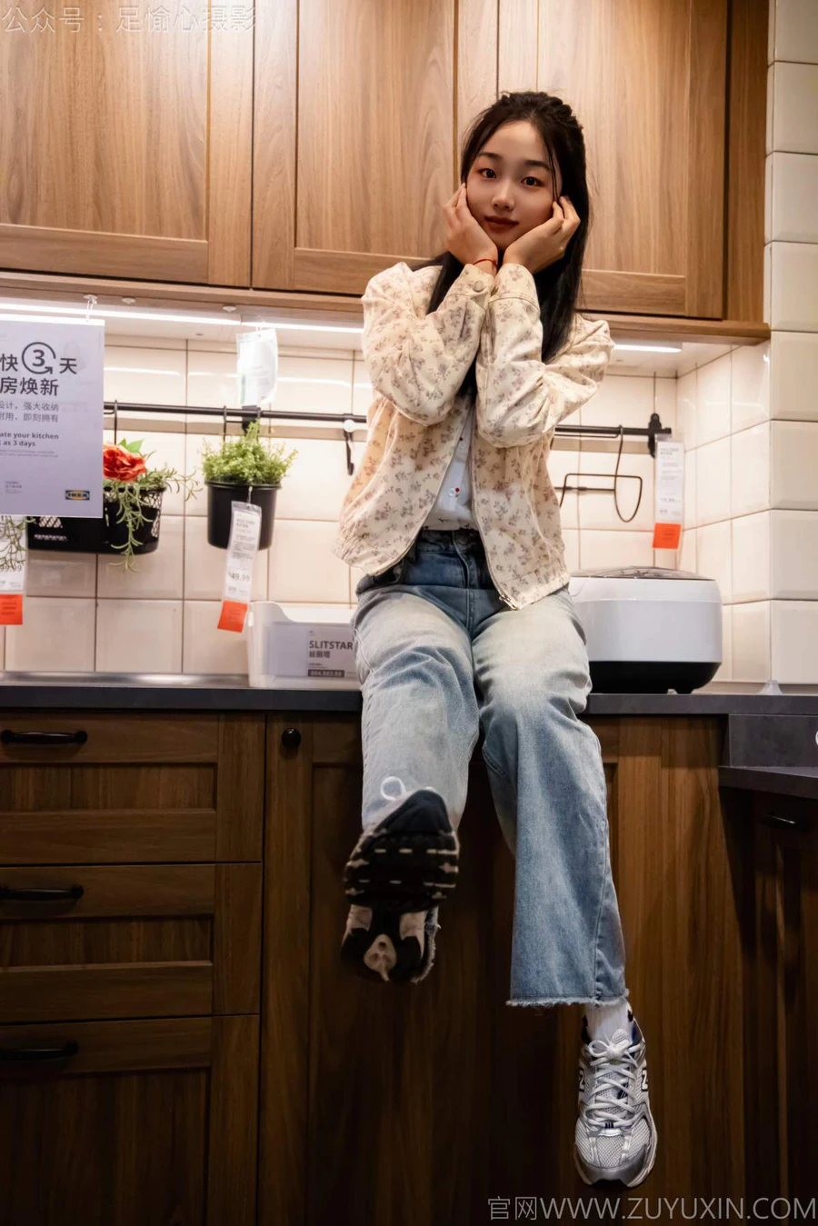 足愉心 NO.012 奶芙（搭配：碎花衬衫、牛仔长裤、运动鞋、白色棉袜、裸足） 足愉心-第1张