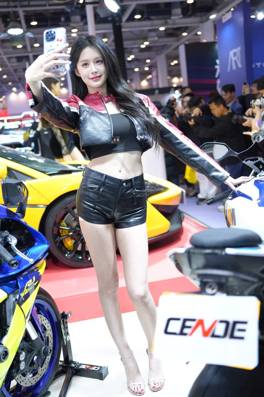 精选街拍作品 NO.4550 靓丽车模夏舒然 街拍-第1张