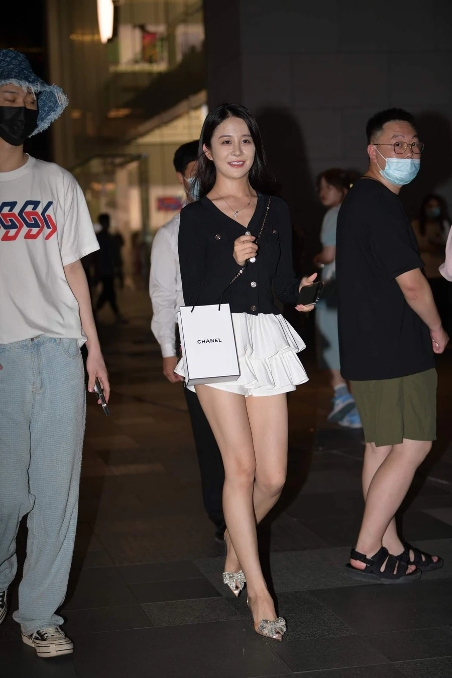 精选街拍作品 NO.4562 甜美黑白搭 街拍-第1张