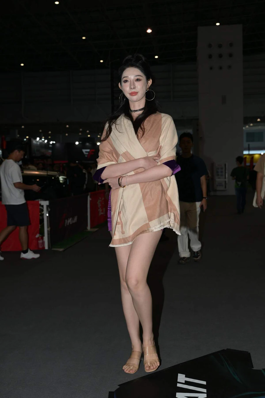 精选街拍作品 NO.4566 紫色修身裙 街拍-第1张