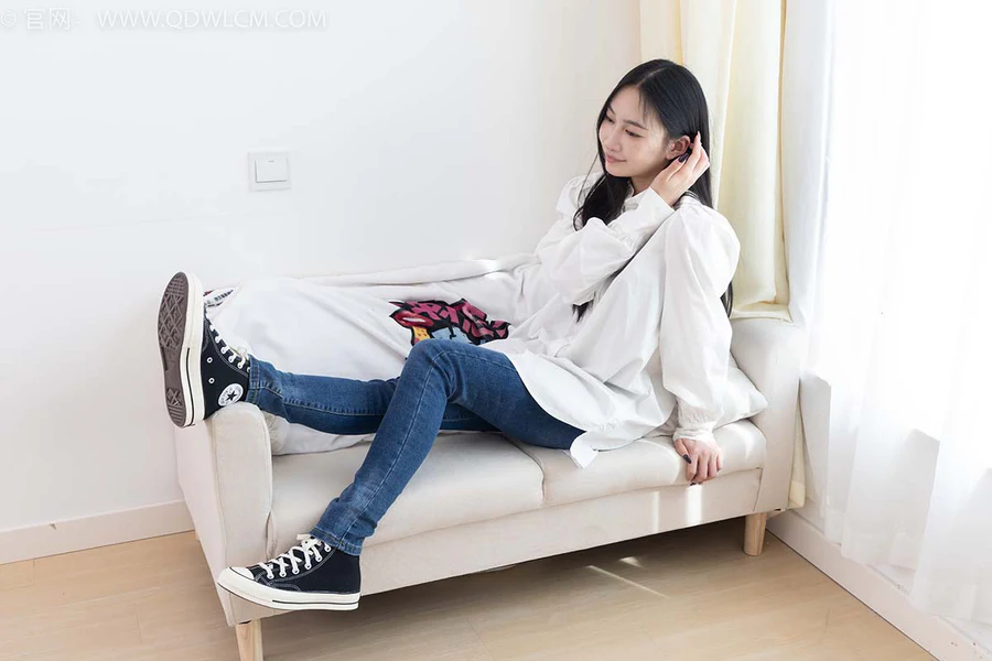 物恋传媒 NO.2418 小影-帆布鞋、白棉袜、短白丝、裸足 WLCM物恋传媒-第1张