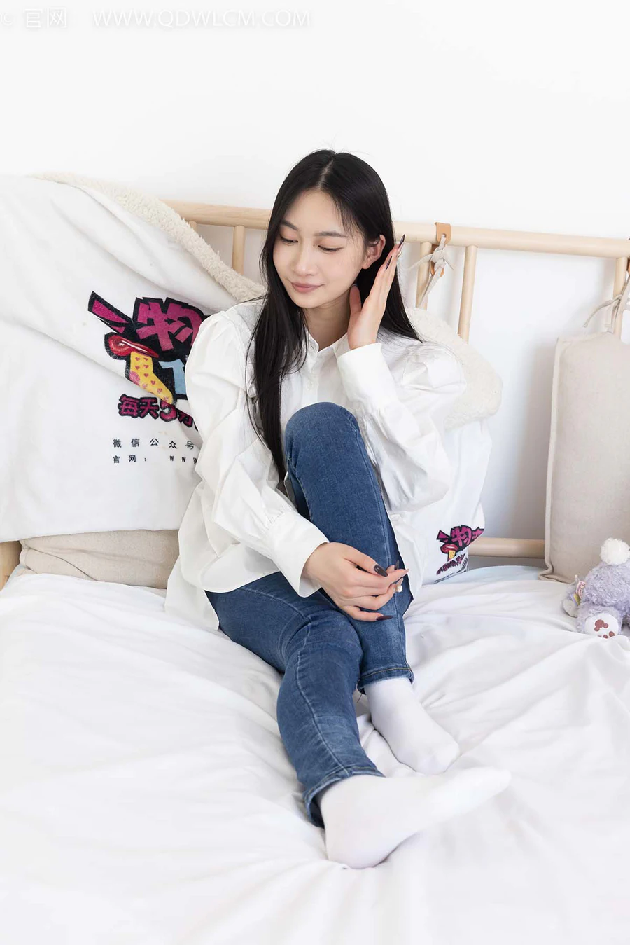 物恋传媒 NO.2418 小影-帆布鞋、白棉袜、短白丝、裸足 WLCM物恋传媒-第2张