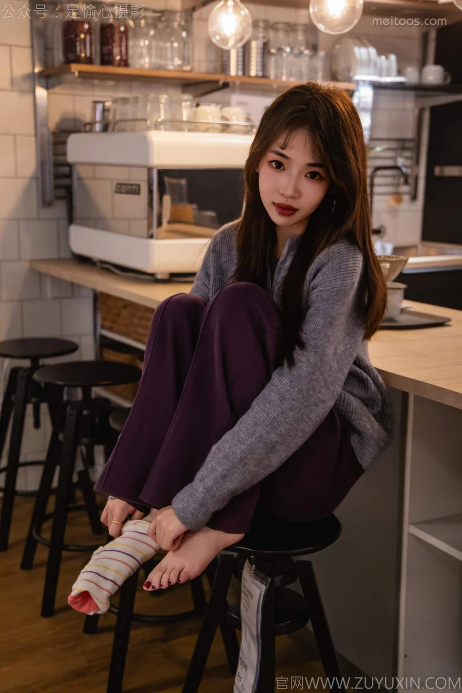 足愉心 NO.016 软软（搭配：灰色线套、紫色长裤、帆布鞋、卡通棉袜、裸足） 足愉心-第1张