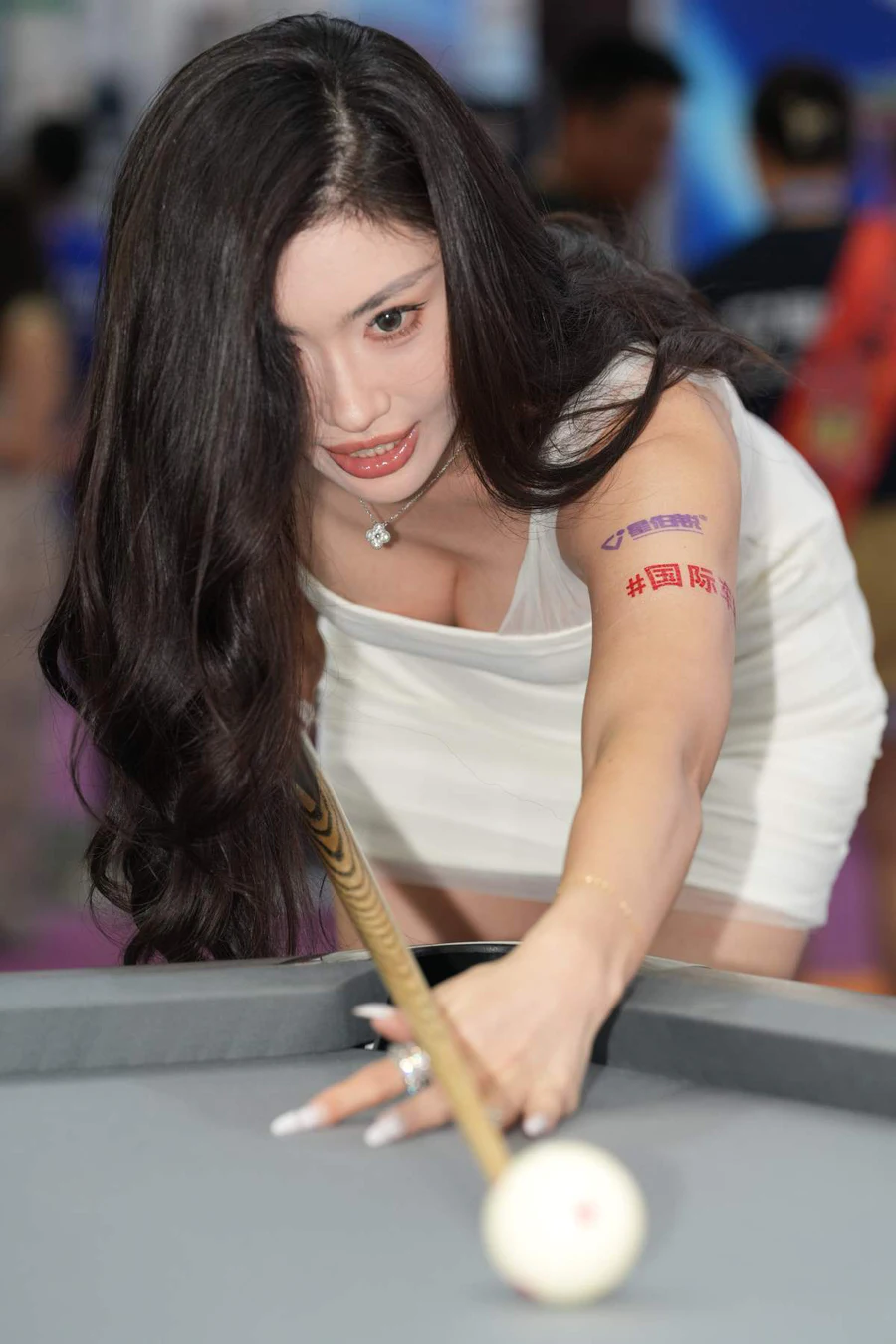 精选街拍作品 NO.4573 一字肩白裙 街拍-第1张