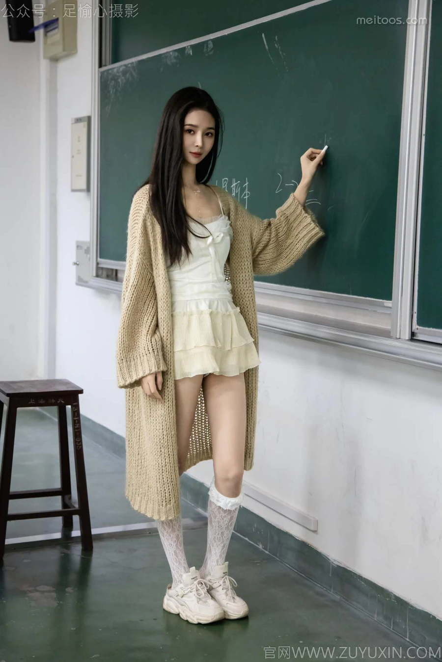 足愉心 NO.017 南南（搭配：针织长衣、白色吊带、运动鞋、白色丝袜、裸足） 足愉心-第1张