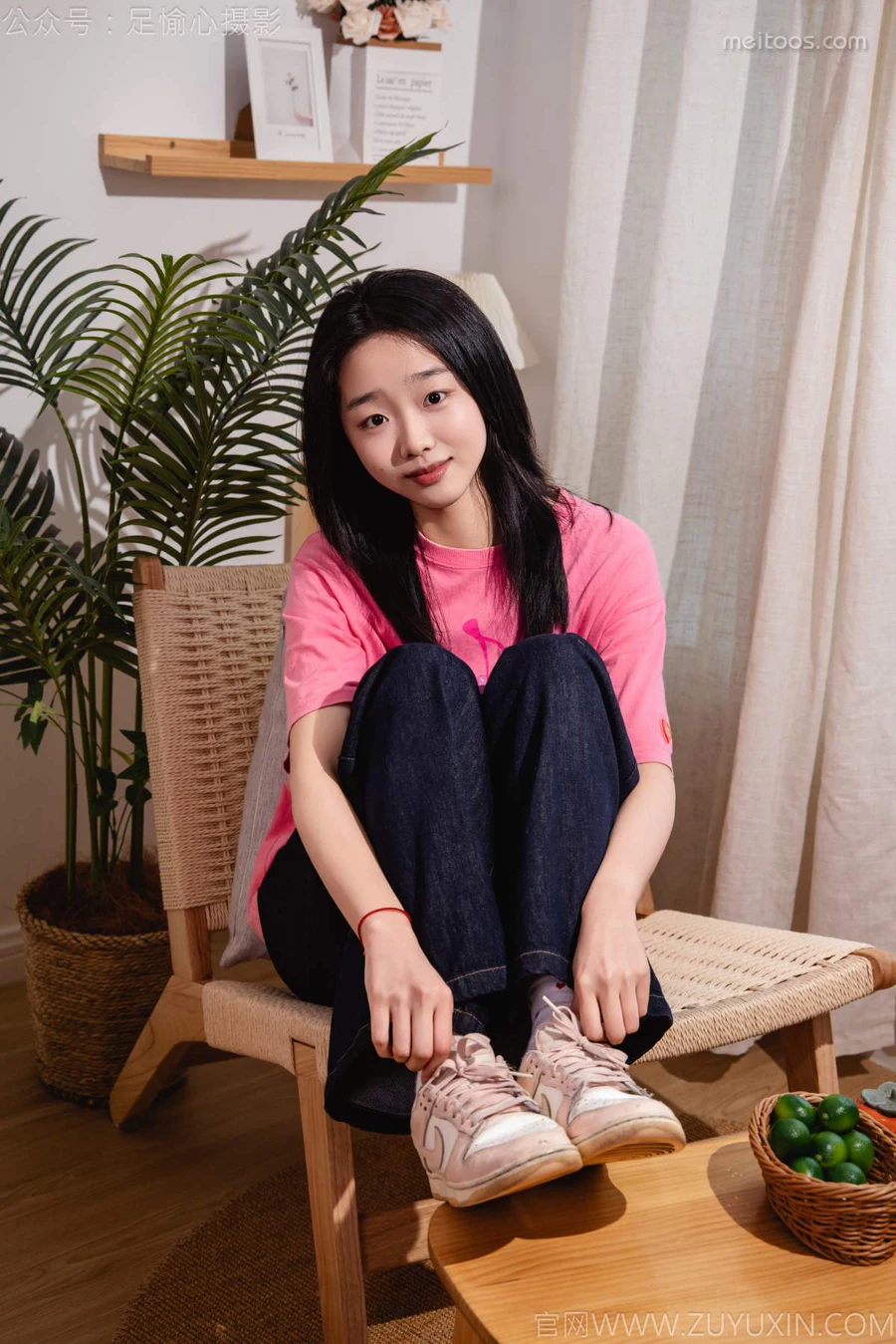 足愉心 NO.018 奶芙（搭配：粉色T恤、牛仔长裤、运动鞋、白色棉袜、裸足） 足愉心-第2张