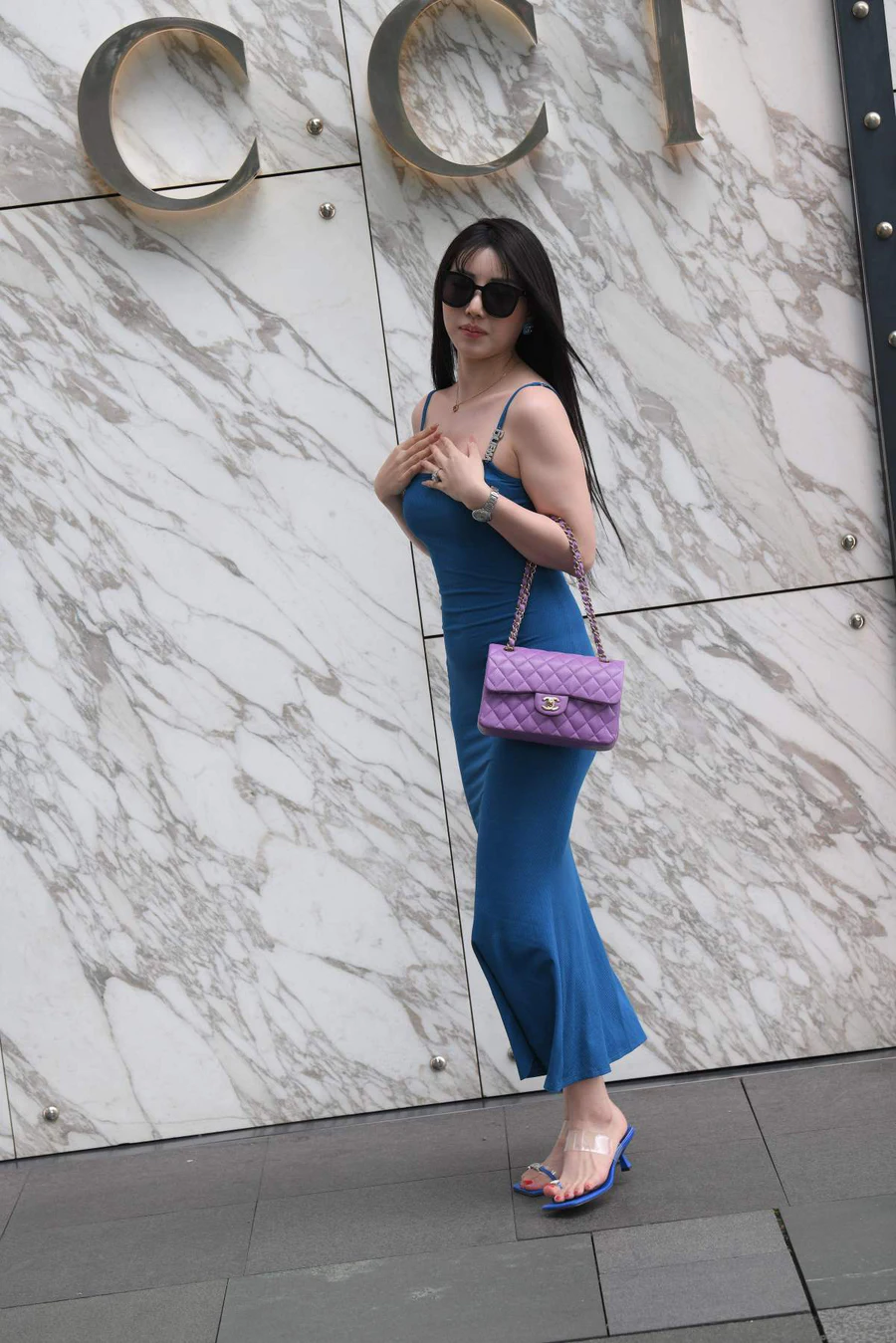 精选街拍作品 NO.4584 温婉蓝色吊带长裙 街拍-第1张