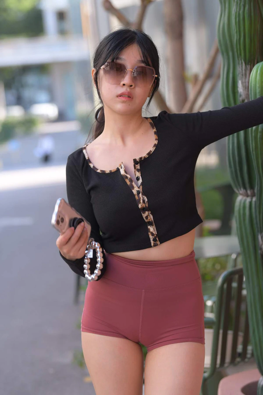 精选街拍作品 NO.4587 一始街拍作品 – 紧身短裤美女 街拍-第1张