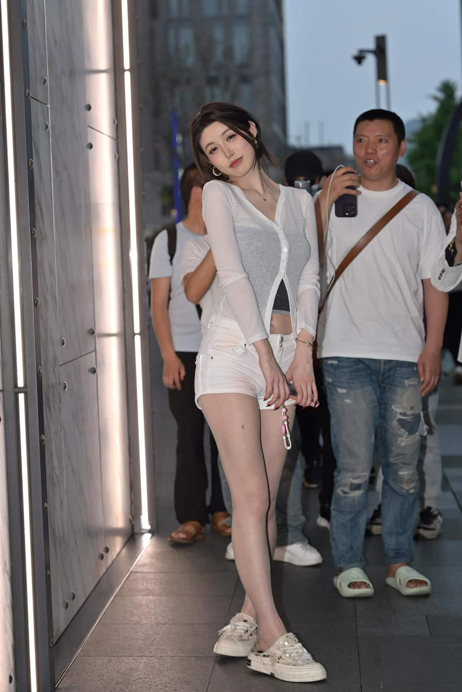 精选街拍作品 NO.4595 甜美可爱白色短裤 街拍-第1张